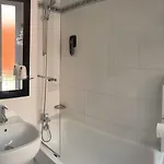 Hotel Lilas Gambetta Paris