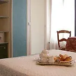 Hotel Lilas Gambetta Paris